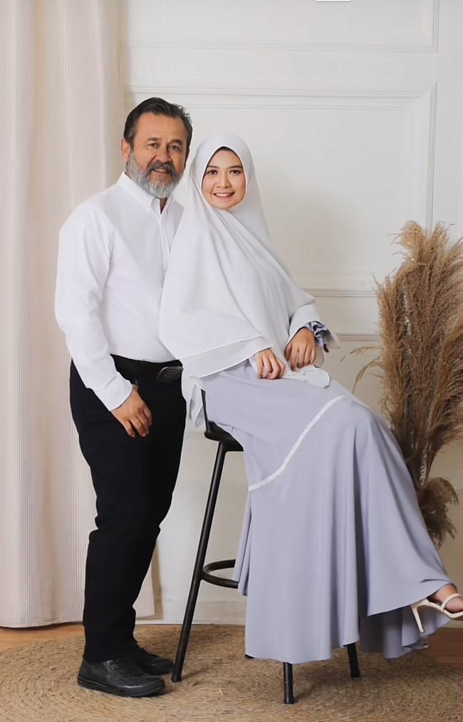 Pada foto yang diunggahnya Sita tampak menggunakan kebaya dan hijab serba putih. Sedangkan suaminya memakai setelan jas warna hitam. Sita berpose membawa buket bunga warna putih. Foto: Dok. TikTok @sitahusin24.