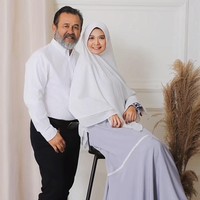 Pada foto yang diunggahnya Sita tampak menggunakan kebaya dan hijab serba putih. Sedangkan suaminya memakai setelan jas warna hitam. Sita berpose membawa buket bunga warna putih. Foto: Dok. TikTok @sitahusin24.