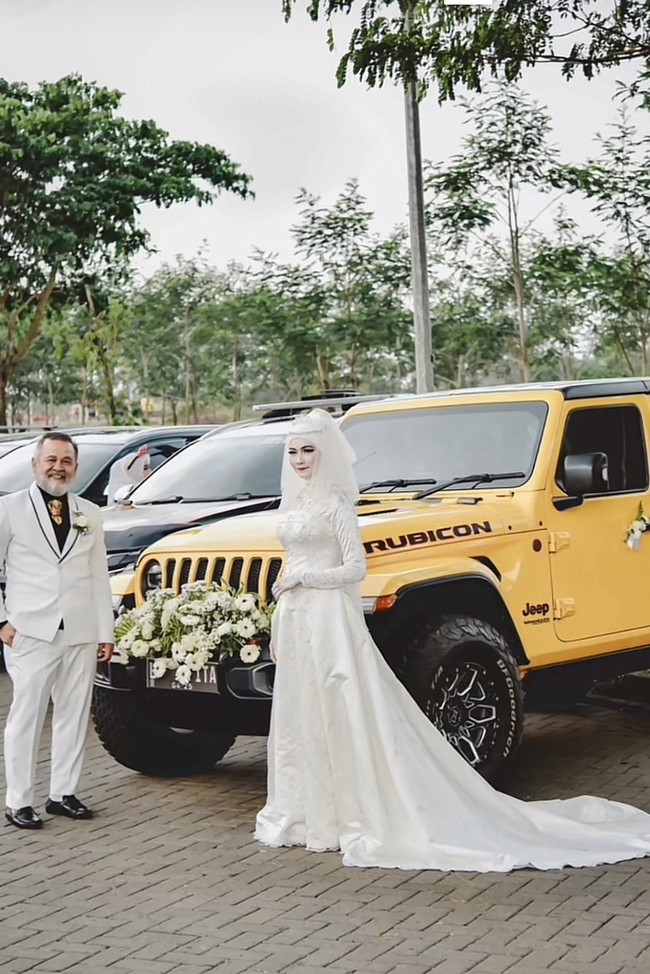 Sita juga mengunggah momen saat sedang dalam perjalanan untuk bulan madu bersama suami. Dia merekam pemandangan alam yang indah. Ia tampak bahagia usai menikah. Foto: Dok. TikTok @sitahusin24.