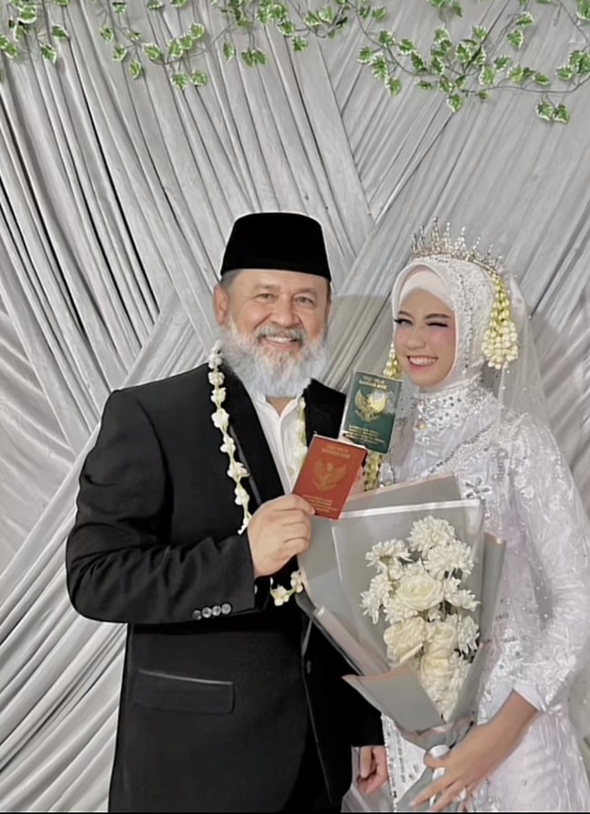 Acara pernikahan ini menjadi sorotan warganet di media sosial. Pasalnya, pengantin pria usianya jauh lebih tua dibanding pengantin wanita. Kisah pasangan pengantin beda usia ini viral setelah diunggah oleh Sita lewat akun TikTok @sitahusin24. Dalam unggahannya, Sita berpose menunjukkan buku nikah usai menjalani akad nikah. Foto: Dok. TikTok @sitahusin24.