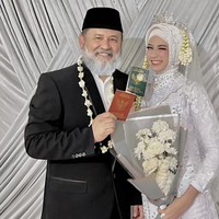 Acara pernikahan ini menjadi sorotan warganet di media sosial. Pasalnya, pengantin pria usianya jauh lebih tua dibanding pengantin wanita. Kisah pasangan pengantin beda usia ini viral setelah diunggah oleh Sita lewat akun TikTok @sitahusin24. Dalam unggahannya, Sita berpose menunjukkan buku nikah usai menjalani akad nikah. Foto: Dok. TikTok @sitahusin24.
