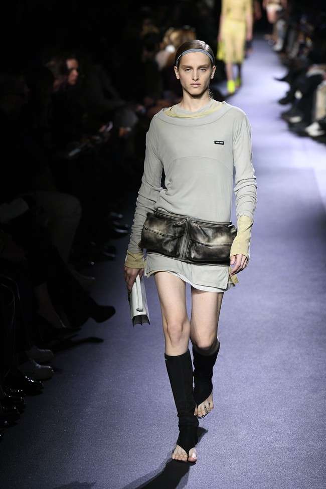 Inilah koleksi busana terbaru Miu Miu Spring/ Summer 2023 karya sang desainer Miuccia Prada.  Foto: Dok. Getty Images.