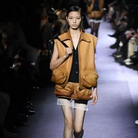 Inilah koleksi busana terbaru Miu Miu Spring/ Summer 2023 karya sang desainer Miuccia Prada. Foto: Dok. Getty Images.