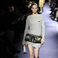 Inilah koleksi busana terbaru Miu Miu Spring/ Summer 2023 karya sang desainer Miuccia Prada.  Foto: Dok. Getty Images.