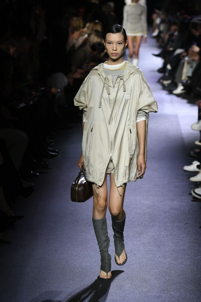 Inilah koleksi busana terbaru Miu Miu Spring/ Summer 2023 karya sang desainer Miuccia Prada.  Foto: Dok. Getty Images.