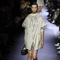 Inilah koleksi busana terbaru Miu Miu Spring/ Summer 2023 karya sang desainer Miuccia Prada.  Foto: Dok. Getty Images.