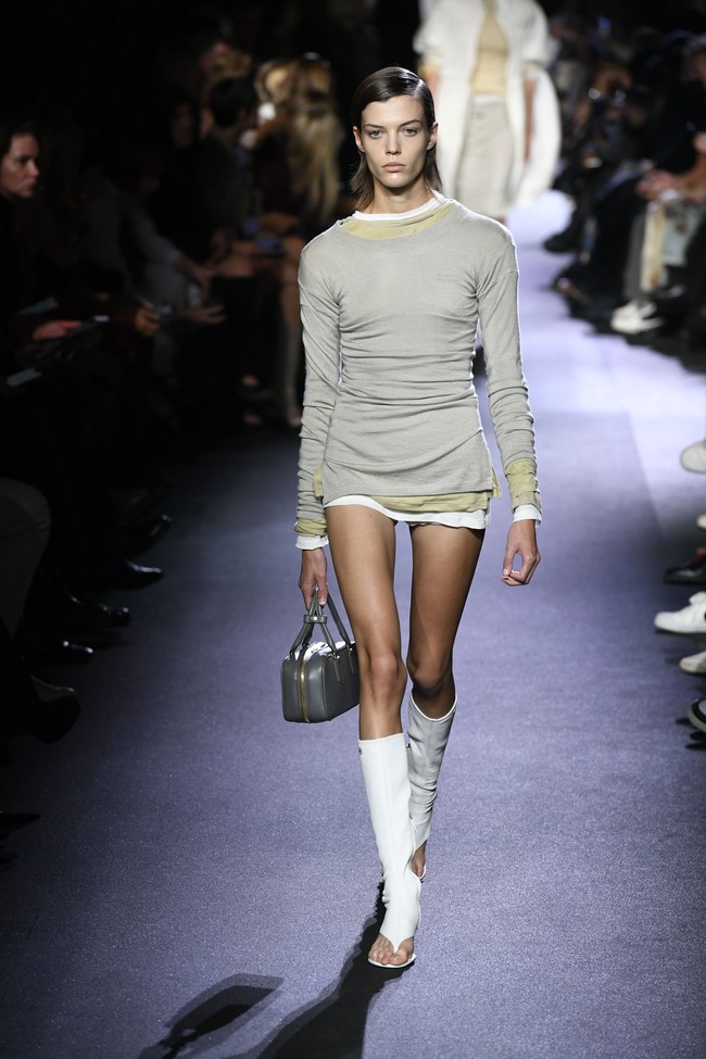 Inilah koleksi busana terbaru Miu Miu Spring/ Summer 2023 karya sang desainer Miuccia Prada. Foto: Dok. Getty Images.