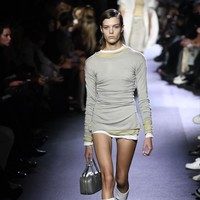 Inilah koleksi busana terbaru Miu Miu Spring/ Summer 2023 karya sang desainer Miuccia Prada. Foto: Dok. Getty Images.