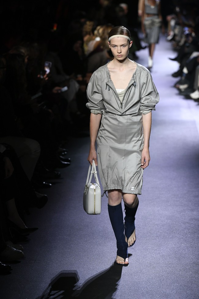 Inilah koleksi busana terbaru Miu Miu Spring/ Summer 2023 karya sang desainer Miuccia Prada. Foto: Dok. Getty Images.