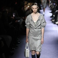 Inilah koleksi busana terbaru Miu Miu Spring/ Summer 2023 karya sang desainer Miuccia Prada. Foto: Dok. Getty Images.