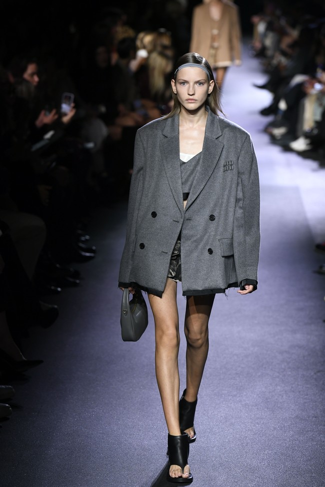 Inilah koleksi busana terbaru Miu Miu Spring/ Summer 2023 karya sang desainer Miuccia Prada.  Foto: Dok. Getty Images.