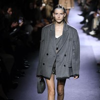 Inilah koleksi busana terbaru Miu Miu Spring/ Summer 2023 karya sang desainer Miuccia Prada.  Foto: Dok. Getty Images.