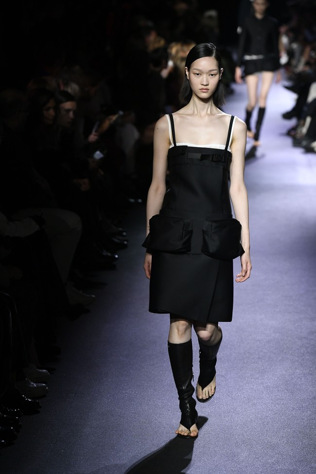 Inilah koleksi busana terbaru Miu Miu Spring/ Summer 2023 karya sang desainer Miuccia Prada. Foto: Dok. Getty Images.
