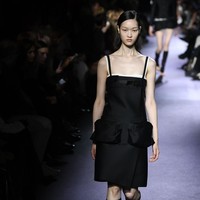 Inilah koleksi busana terbaru Miu Miu Spring/ Summer 2023 karya sang desainer Miuccia Prada. Foto: Dok. Getty Images.