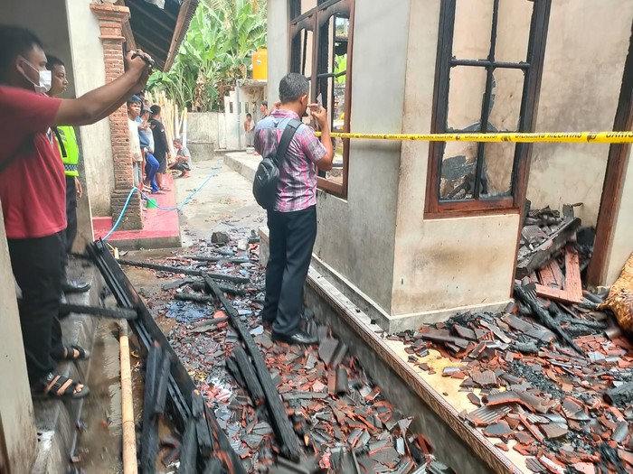 Kondisi rumah I Ketut Muliartawan (50), di  Banjar Tojan Kanginan, Desa Pering, Blahbatuh, Gianyar terbakar habis, Kamis (15/12/2022). Foto: Istimewa