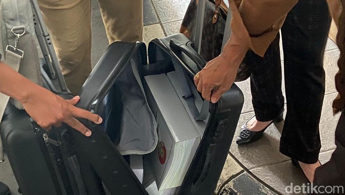 Korban Net89 Serahkan 3 Koper Dokumen Bukti Transfer ke Bareskrim