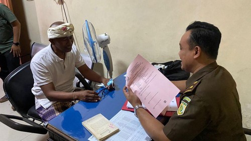 uasana saat proses pelimpahan tahap dua tersangka korupsi LPD Sangeh berinisial AA, dari penyidik Kejati Bali kepada JPU Kejari Badung, Kamis (15/12/2022).