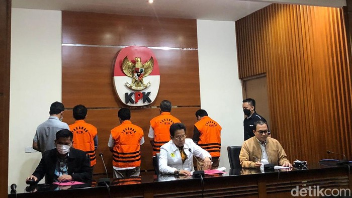 KPK resmi menahan Wakil Ketua DPRD Jawa Timur Sahat Tua Simandjuntak bersama 3 tersangka lain. (M Hanafi A/detikcom)