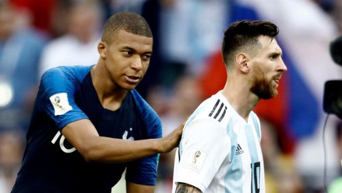 Lionel Messi (R) of Argentina and Kylian Mbappe of France embrace after the 2018 FIFA World Cup Russia Round of 16 match between France and Argentina at Kazan Arena on June 30, 2018 in Kazan, Russia.  (Photo by Mehdi Taamallah/NurPhoto via Getty Images)