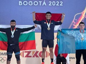 Atlet Indonesia Raih Emas di Kejuaraan Angkat Besi Dunia