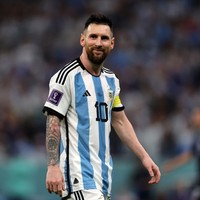 Lionel Messi merupakan salah satu pemain yang tampil cemerlang di Piala Dunia 2022. Ia berhasil mencetak lima gol sejak awal perhelatan hingga sekarang. Messi pun menjadi kapten yang diharapkan bisa memimpin Argentina kepada kemenangan. Foto: Getty Images