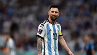Lantaran biaya perawatannya yang terlalu mahal dan keluarganya pun tak mampu menanggungnya, akhirnya tim yang merekrutnya saat itu, FC Barcelona bersedia menanggungnya. Messi pun menjalani terapi penyuntikan hormon. Foto: (Getty Images)