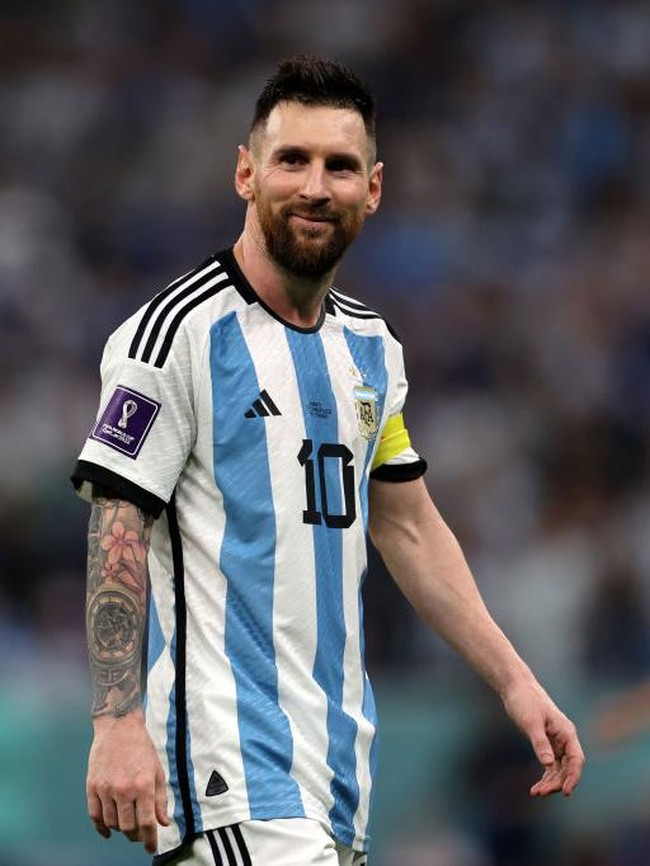 Lionel Messi merupakan salah satu pemain yang tampil cemerlang di Piala Dunia 2022. Ia berhasil mencetak lima gol sejak awal perhelatan hingga sekarang. Messi pun menjadi kapten yang diharapkan bisa memimpin Argentina kepada kemenangan. Foto: Getty Images