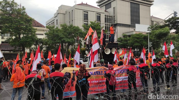 Lolos sebagai peserta Pemilu 2024, Partai Buruh di Jateng syukuran dengan demo di Semarang, Kamis (15/12/2022).