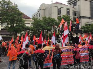 Rayakan Lolos Peserta Pemilu 2024, Partai Buruh di Jateng Malah Gelar Demo