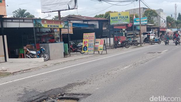 Lubang besar menganga di Jalan Karya Wisata, Medan Johor