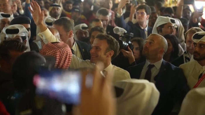 Presiden Prancis Emmanuel Macron melakukan kunjungan mendadak ke pasar Souq Waqif Qatar jelang semifinal Piala Dunia Prancis vs Maroko. Macron akan menghadiri pertandingan di stadion Al Bayt, Qatar.