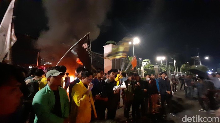 Mahasiswa yang berdemonstrasi menuntut pencabutan Kitab Undang-Undang Hukum Pidana (KUHP) baru telah membubarkan diri dari gedung DPR/MPR, Jakarta. (Ilham Oktafian/detikcom)