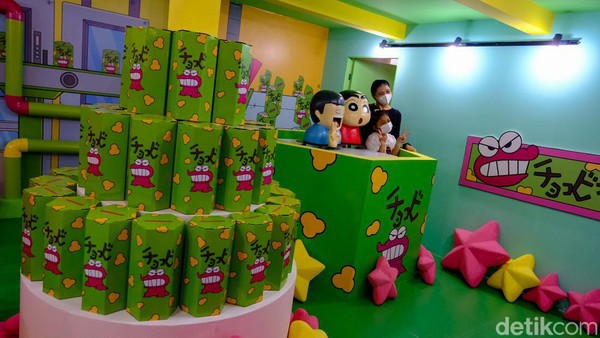Menariknya, pengunjung juga dapat foto-foto keseruan tempat bermain Crayon Shinchan di area class room, snowy garden & school bus, hingga action mask Crayon shinchan x Tahilalats.  