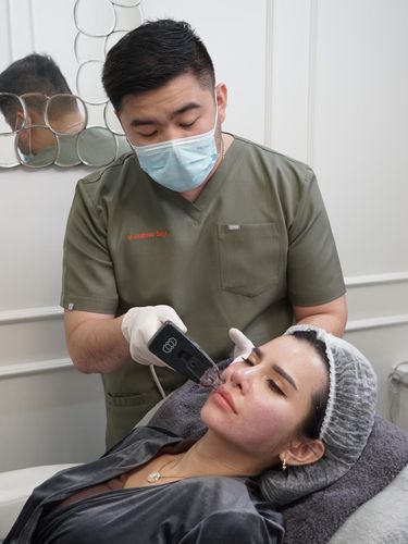 Maria Vania saat melakukan perawatan.