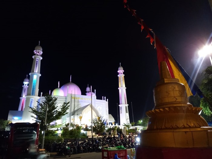 Masjid Al Hakim Kota Padang yang posisinya tepat di depan Vihara Buddha Warman