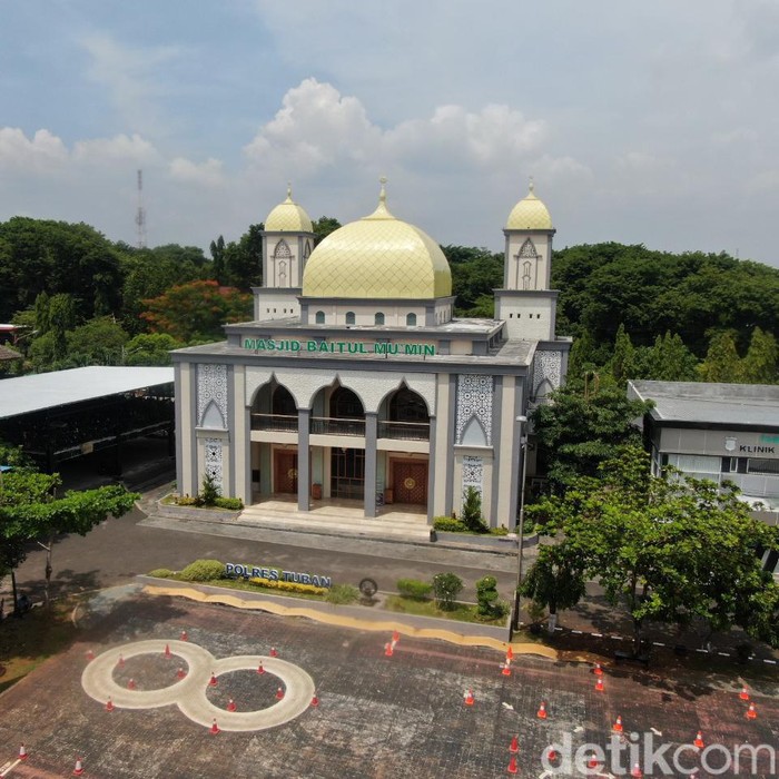 masjid megah ala timur tengah yang berdiri di komplek Polres Tuban