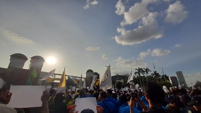 Massa mahasiswa angkat kertas putih saat demonstrasi di depan DPR