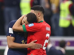 Banyak momen dimana dua pesepakbola muda ini memamerkan kedekatan mereka di lapangan saat laga Prancis Vs Maroko. (James Williamson - AMA/Getty Images)  