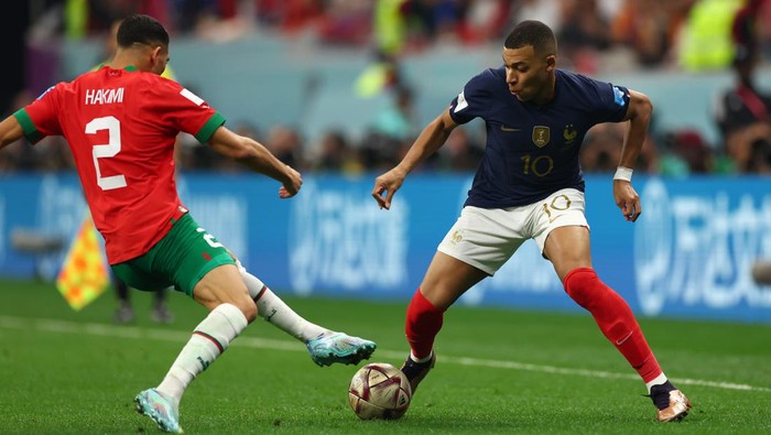 AL KHOR, QATAR - DECEMBER 14: Kylian Mbappé of France and Achraf Hakimi of Morocco in action during the FIFA World Cup Qatar 2022 semi final match between France and Morocco at Al Bayt Stadium on December 14, 2022 in Al Khor, Qatar. (Photo by Amin Mohammad Jamali/Getty Images)
