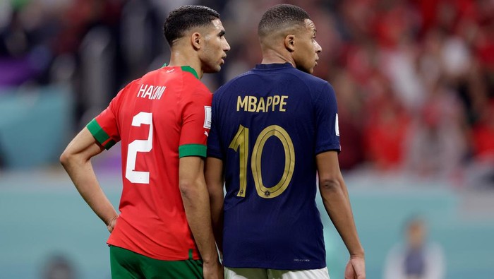 AL KHOR, QATAR - DECEMBER 14: (L-R) Achraf Hakimi of Morocco, Kylian Mbappe of France  during the  World Cup match between France  v Morocco at the Al Bayt Stadium on December 14, 2022 in Al Khor Qatar (Photo by Rico Brouwer/Soccrates/Getty Images)