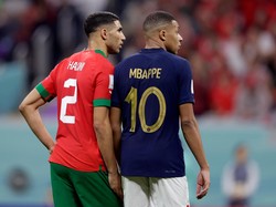 Momen kedekatan Mbappe-Hakimi menjadi salah satu daya tarik dari pertandingan semifinal Piala Dunia Maroko Vs Prancis. (Rico Brouwer/Soccrates/Getty Images)  