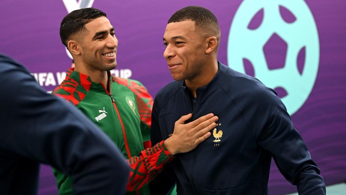 AL KHOR, QATAR - DECEMBER 14: Achraf Hakimi of Morocco and Kylian Mbappe of France greet in the tunnel prior to the FIFA World Cup Qatar 2022 semi final match between France and Morocco at Al Bayt Stadium on December 14, 2022 in Al Khor, Qatar. (Photo by Michael Regan - FIFA/FIFA via Getty Images)