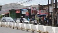 Median jalan ini juga dikeluhkan karena membuat warga khususnya perempuan sulit untuk menyeberang jalan. (Ahmad Arfah/detikSumut) Median jalan ini juga dikeluhkan karena membuat warga khususnya perempuan sulit untuk menyeberang jalan. (Ahmad Arfah/detikSumut)