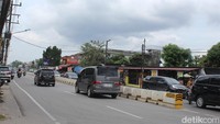 Mulai simpang Jalan AH Nasution, median jalan itu terpasang hingga ke Jalan Karya Wisata depan Cadika Medan. Di depan Cadika ini tidak terpasang median jalan karena menjadi tempat kendaraan memutar dan agar kendaraan yang datang dari Jalan AH Nasution dapat masuk ke Cadika. (Ahmad Arfah/detikSumut) Mulai simpang Jalan AH Nasution, median jalan itu terpasang hingga ke Jalan Karya Wisata depan Cadika Medan. Di depan Cadika ini tidak terpasang median jalan karena menjadi tempat kendaraan memutar dan agar kendaraan yang datang dari Jalan AH Nasution dapat masuk ke Cadika. (Ahmad Arfah/detikSumut)