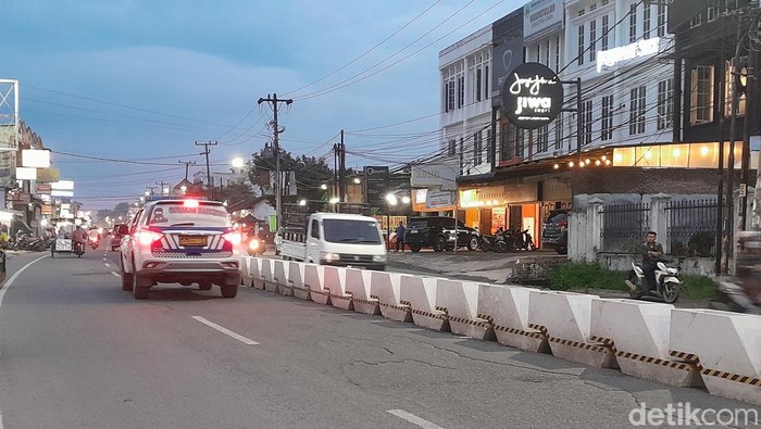 Median Jalan Karya Wisata yang dikeluhkan warga karena sering menimbulkan kemacetan. (Nizar Aldi/detikSumut)