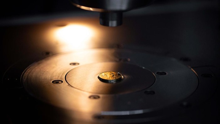 Melihat Pencetakan Koin Emas Austrian Mint A stack of quarter-ounce gold coins is seen in the factory of the Austrian Mint in Vienna, Austria, December 13, 2022. REUTERS/Lisa Leutner