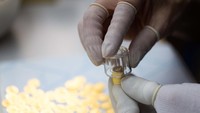 Tumpukan koin emas seperempat ons terlihat di pabrik Austrian Mint di Wina, Austria, 13 Desember 2022.
