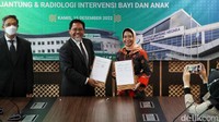 Ditektur Utama Rumah Sakit Ibu dan Anak Harapan Kita Ockti Palupi Rahayuningtyas melakukan penandatanganan kerja sama dengan Chief Clinical Officer Institut Jantung Negara Malaysia Hasan Samion di Rumah Sakit Ibu dan Anak Harapan Kita, Jakarta Barat, Kamis (15/12/2022).