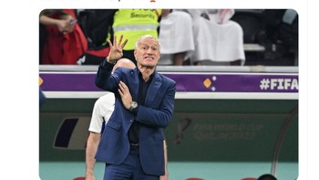 Didier Deschamps mencetak sejarah sebagai satu dari sedikit pelatih yang berhasil mengantar timnas dua kali berturut-turut lolos final Piala Dunia. Foto: Twitter