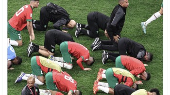 Pemain Maroko berdoa dan berterima kasih pada para fans setelah kekalahan dari Prancis. Foto: Twitter
